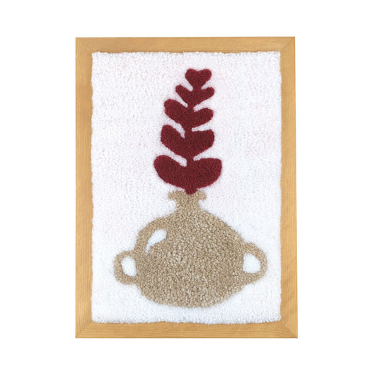 Tableau d'une fleure ilex dans un vase. Décoration réalisée en tufting et encadrée d'un cadre en bois brut
