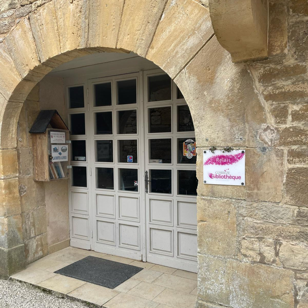 Façade en pierre de la boutique de créateurs à Saint-Robert