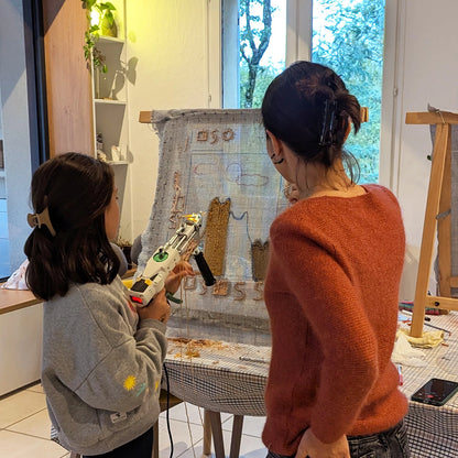 Une maman et sa fille tuftent leur création ensemble