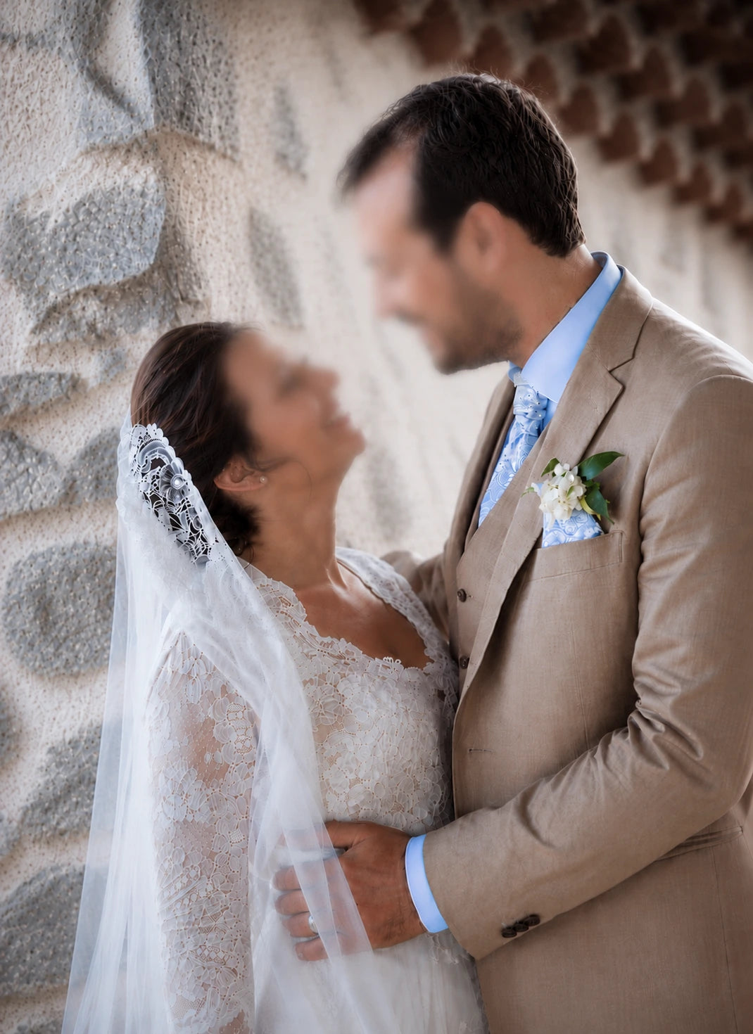 Photo couple mariage avec une robe en dentelle et un costard écru