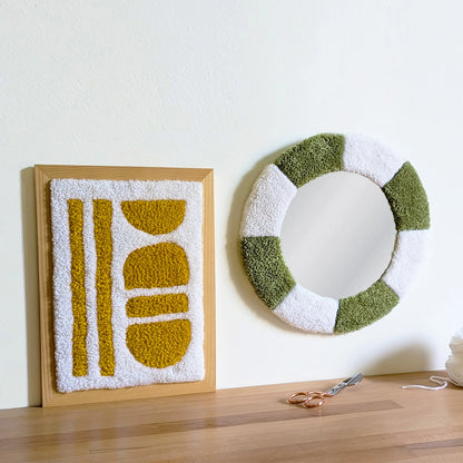 Exemple d'un tableau et d'un miroir tuftés en atelier